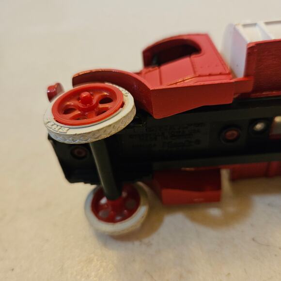 ERTL replica Mack 1926 Bull Dog Mobilgas tanker bank - missing bottom stopper - Picture 6 of 8